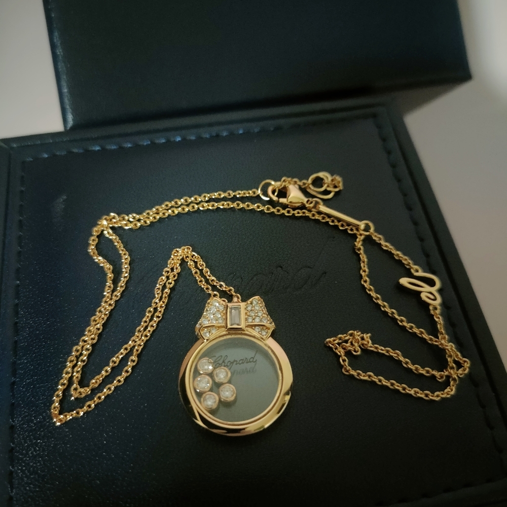 Gold Necklace with Elegant Pendant